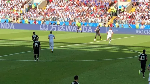 凯拉·西蒙斯“完美女神”泳装秀场惊现更衣室危机